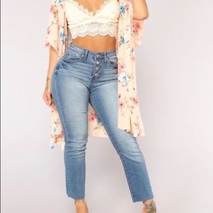 Fashion Nova Ankle, Flare jeans. Amazing stretch and hugs the body so nice!